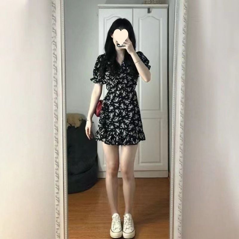 法式黑色碎花連衣裙女甜欲風裙子泡泡袖收腰設計感小眾顯瘦