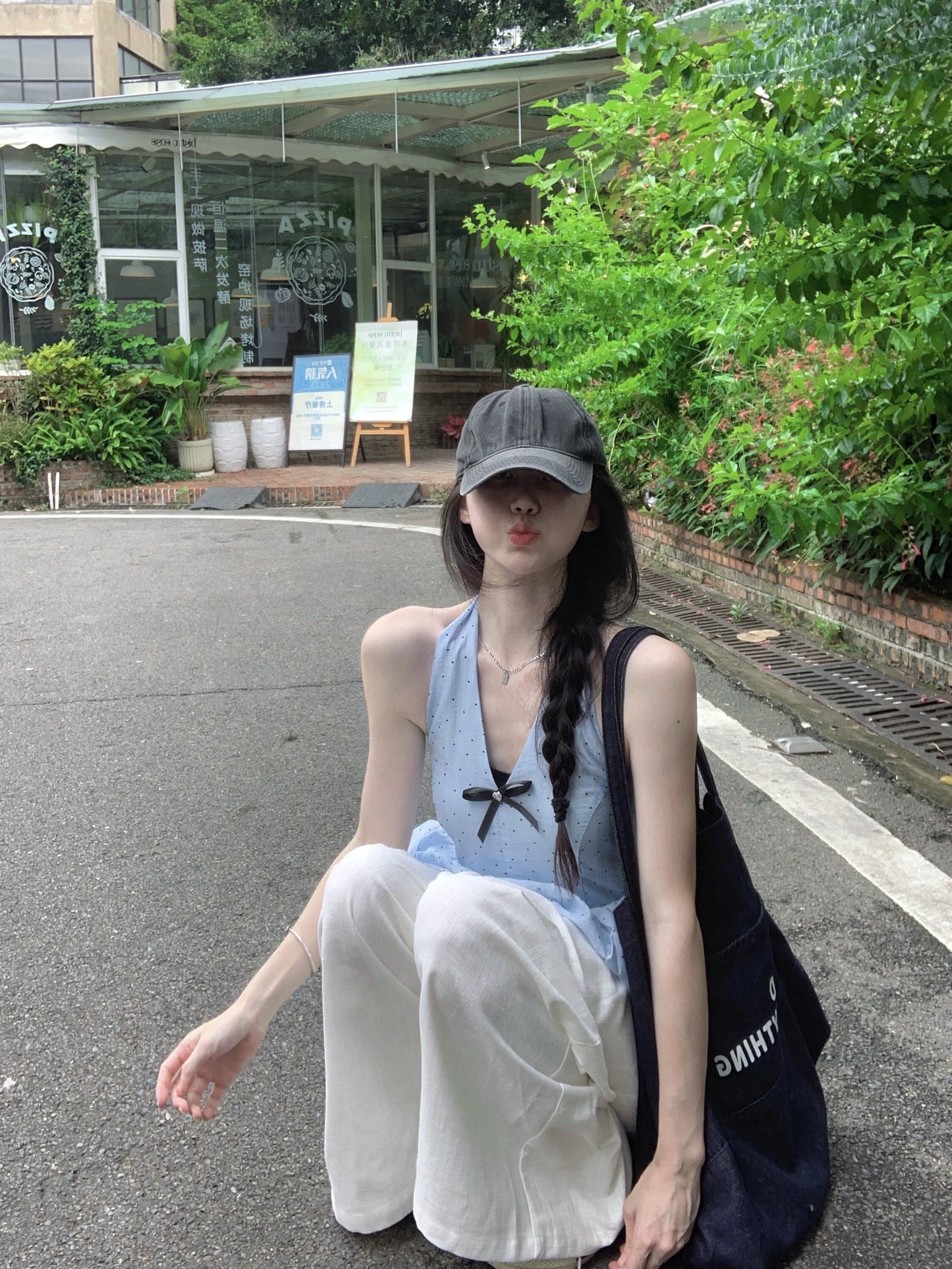 2026蝴蝶結露背氣質藍色波點掛脖吊帶背心夏季無袖花苞下擺上衣女