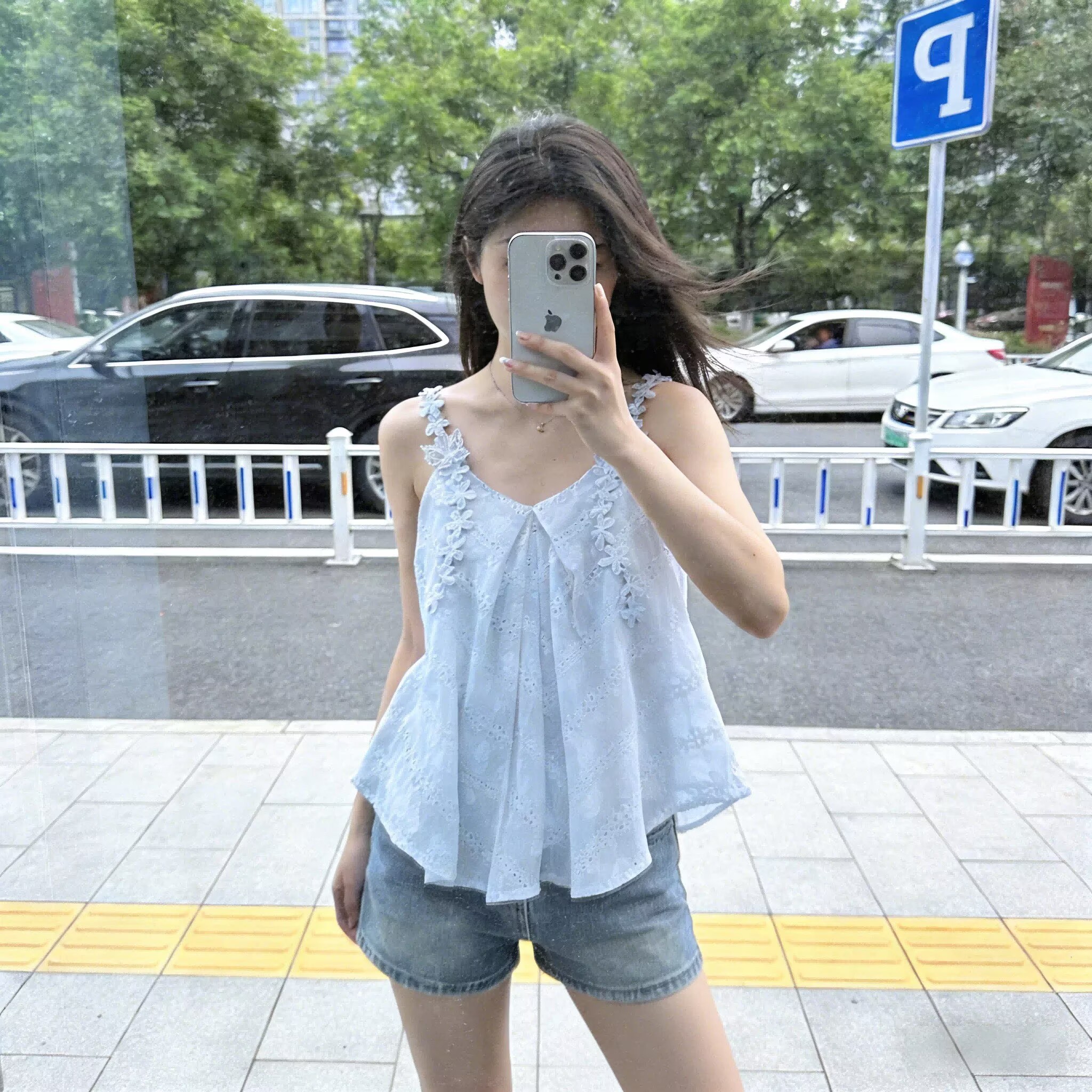 2026法式鏤空勾花背心女夏款絕美立體蝴蝶吊帶衫度假風裙擺小上衣