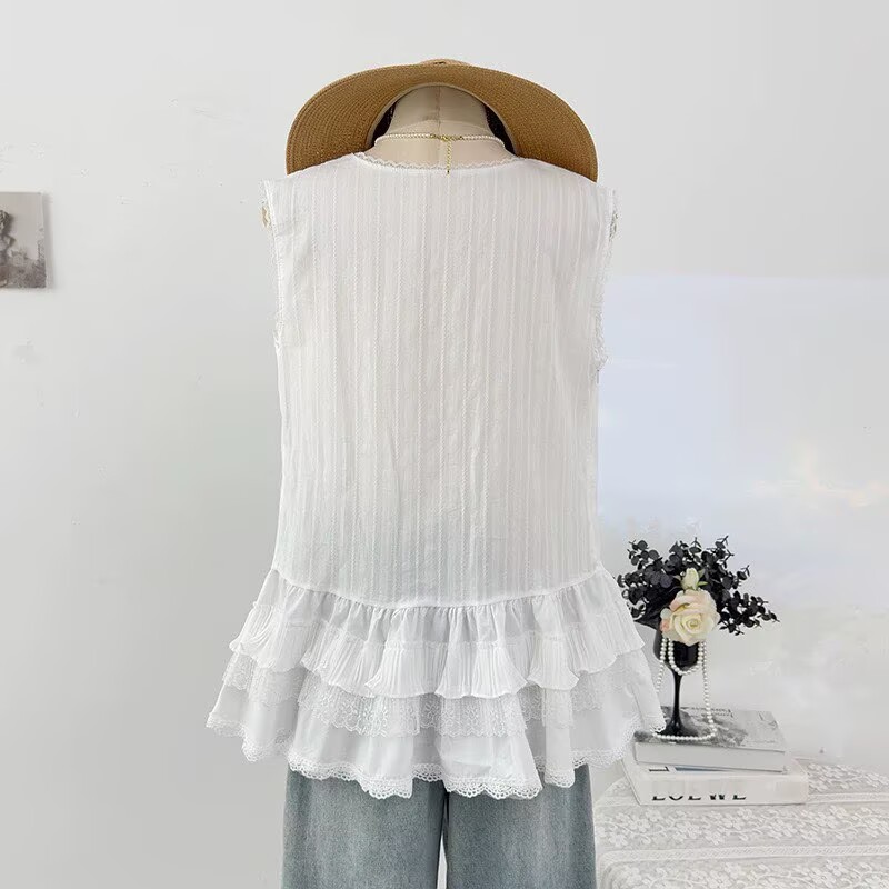海邊度假風拍照白色蕾絲拼接無袖背心女夏2026荷葉邊寬松裙擺上衣