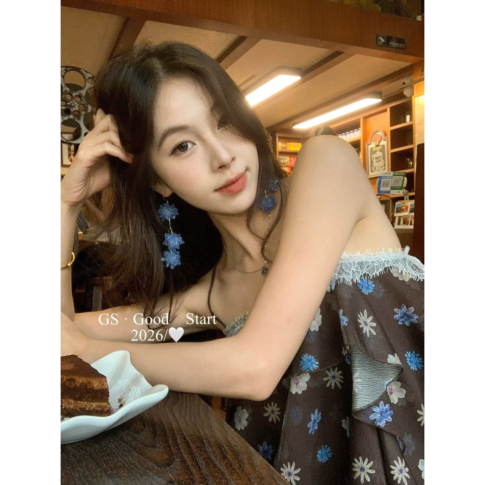 2026度假甜美不規則撞色蕾絲拼接碎花吊帶背心女設計感小衫