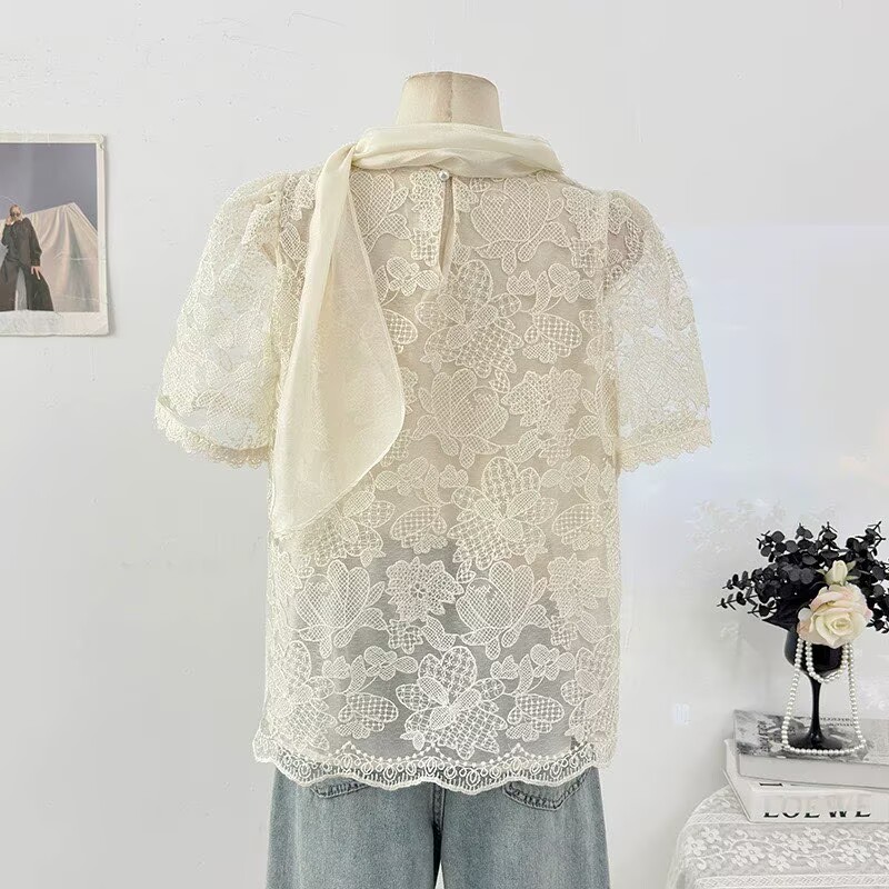 法式杏色刺繡鏤空勾花掛脖飄帶蕾絲衫女夏季2026時尚寬松疊穿上衣