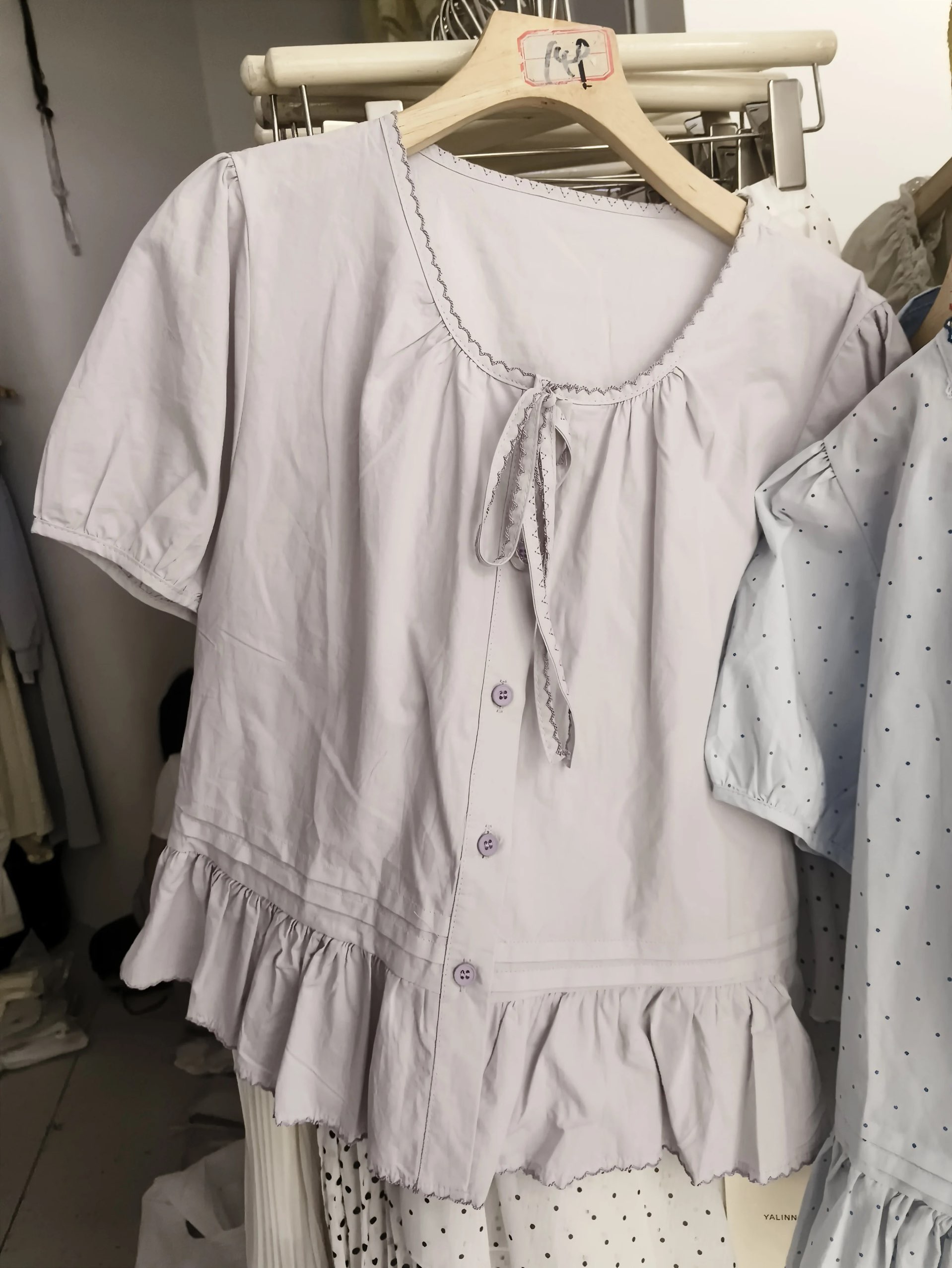 甜美減齡撞色花邊泡泡袖襯衫女夏季2026荷葉邊蝴蝶結系帶裙擺上衣