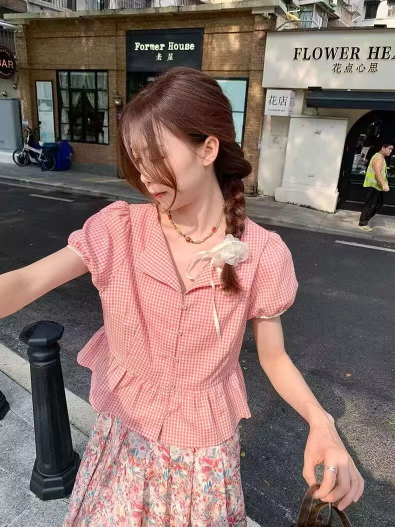 2026年夏季韓系新款時尚百搭甜美泡泡袖格紋荷葉邊下擺上衣帶發圈