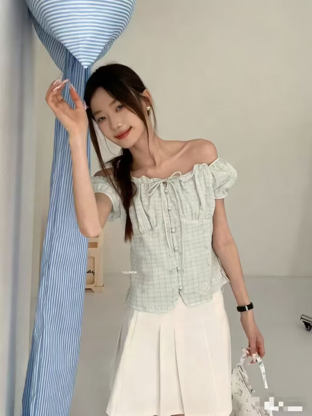 超好看一字露肩黃色短袖襯衫女2026夏新款胖mm漂亮小衫不規則上衣