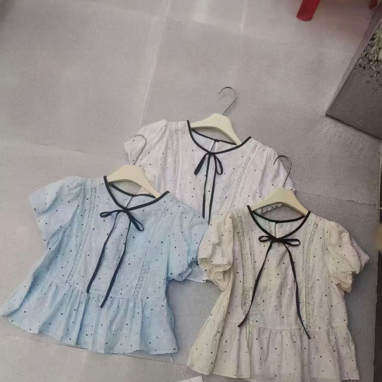 闊色杏色波點襯衫氣質小衫2026春夏季新款女娃娃衫設計感短款上衣