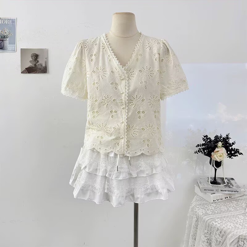 法式V領刺繡花朵鏤空泡泡袖花邊襯衫女夏2026寬松減齡單排扣上衣