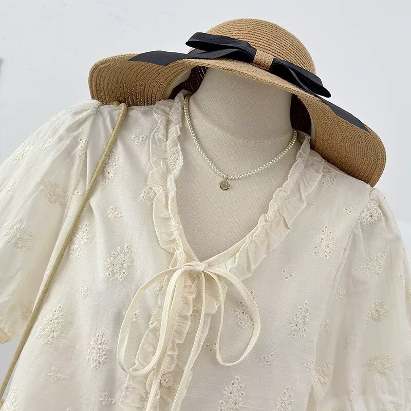 木耳邊刺繡花朵鏤空泡泡袖V領襯衫女夏季2026甜美減齡單排扣上衣