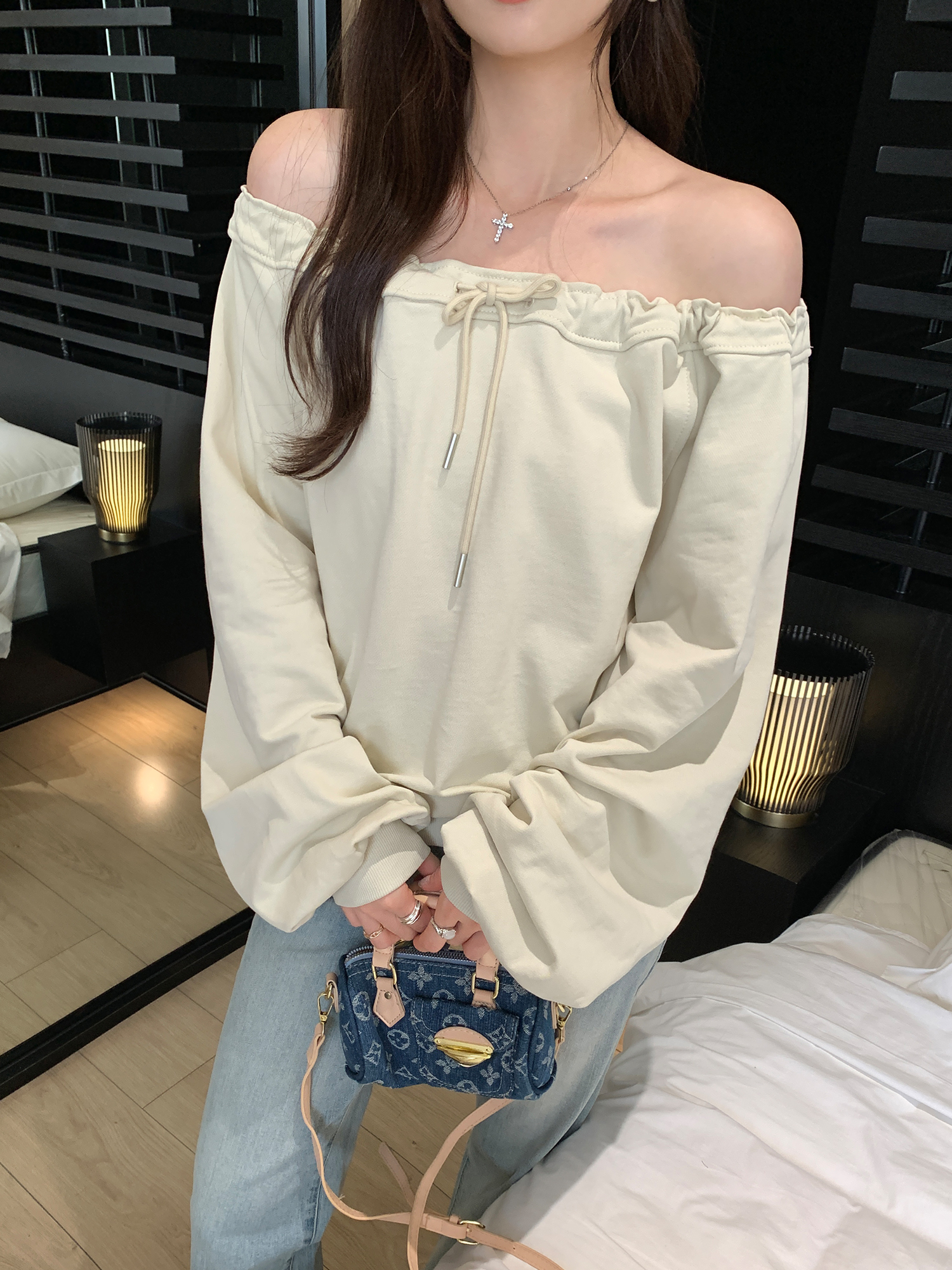 MY13235# 高级感一字领斜肩长袖t恤女秋季新款慵懒松弛感露肩上衣女裝貨源服裝批發