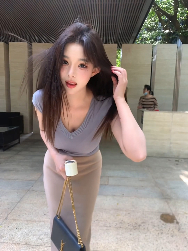 已到貨 萊賽爾修身小V領T恤女春夏正肩小飛袖上衣半身裙套裝女