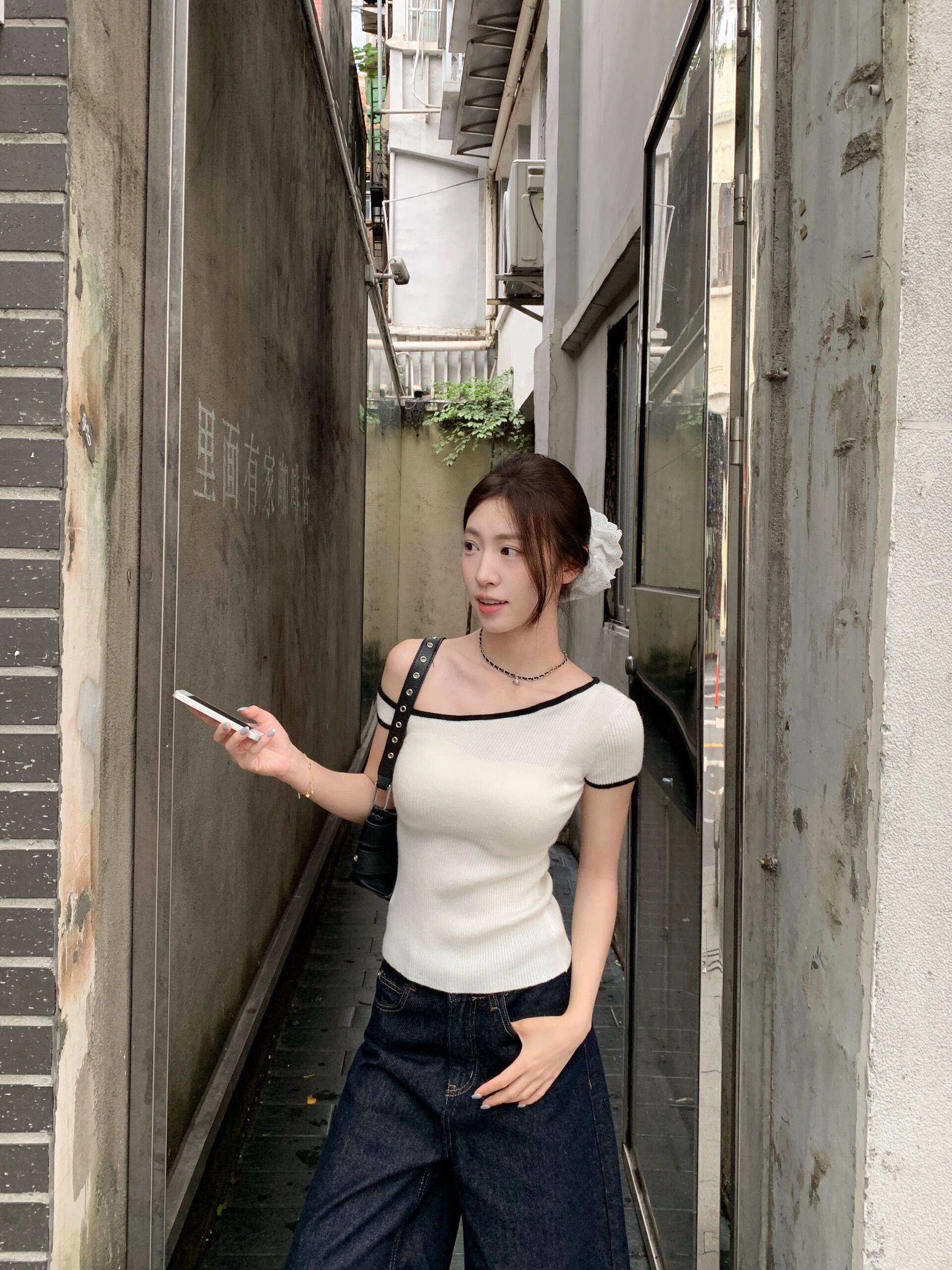 已到貨 小眾斜領露肩短袖T恤女夏辣妹短款修身顯瘦純欲上衣女夏天