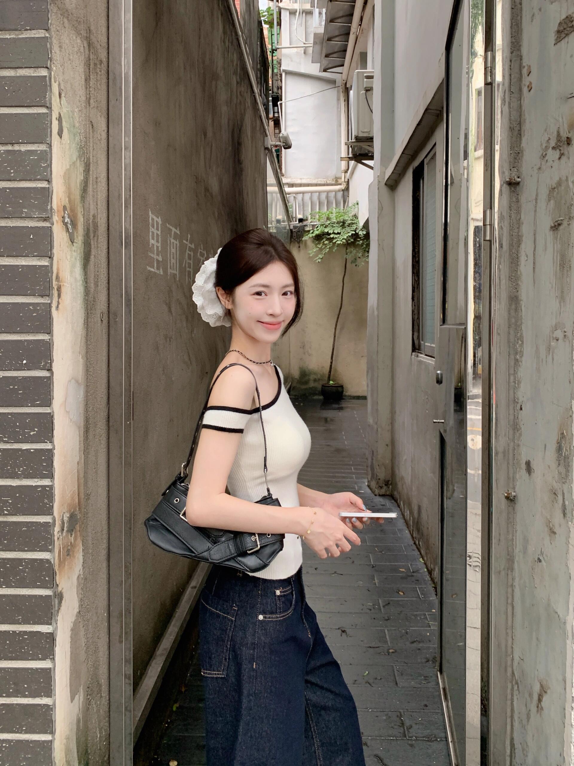 已到貨 小眾斜領露肩短袖T恤女夏辣妹短款修身顯瘦純欲上衣女夏天