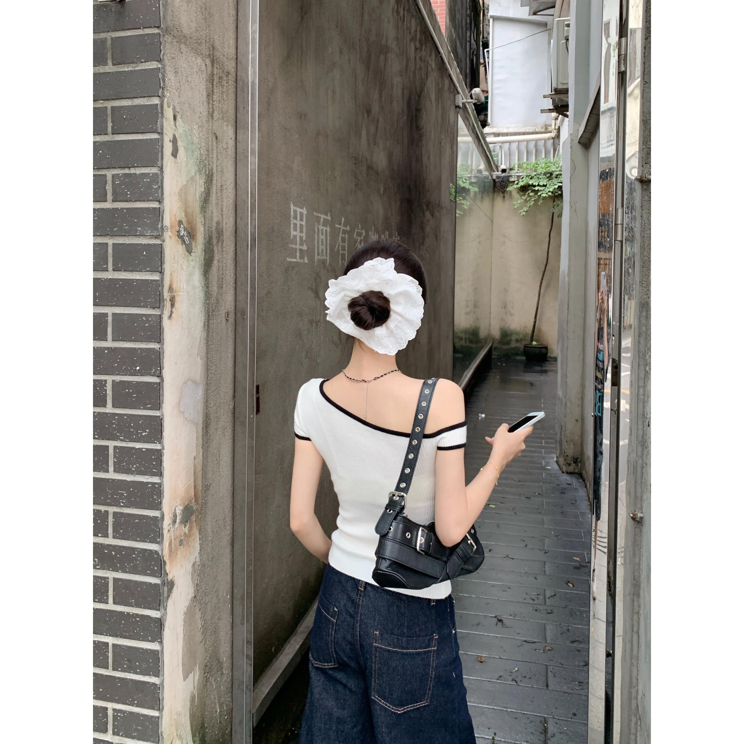 已到貨 小眾斜領露肩短袖T恤女夏辣妹短款修身顯瘦純欲上衣女夏天