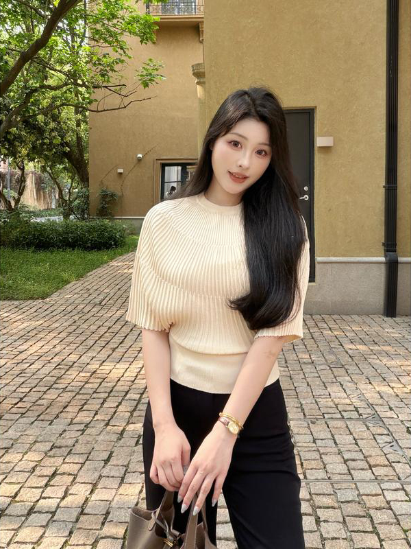 已到貨 夏季氣質簡約高級感豎坑條設計溫柔披肩斗篷針織衫