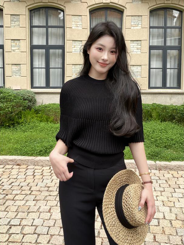 已到貨 夏季氣質簡約高級感豎坑條設計溫柔披肩斗篷針織衫