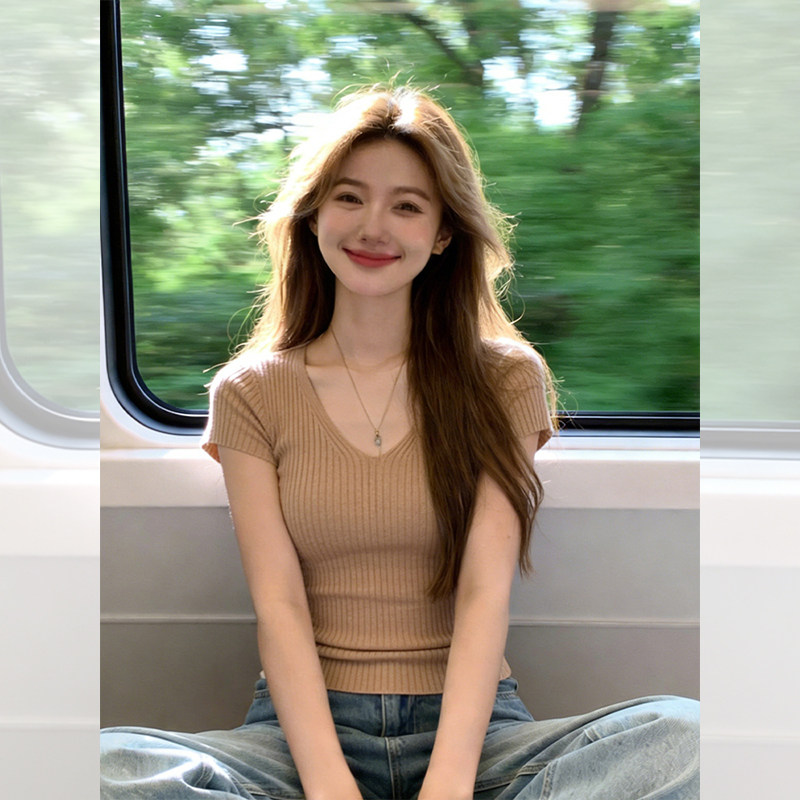 已到貨 V領坑條針織短袖t恤女夏季設計感小眾修身顯瘦辣妹女