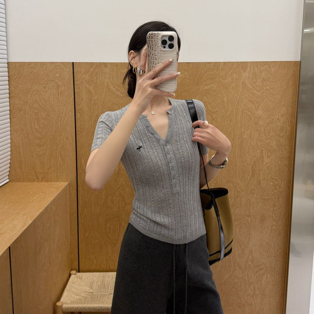 已到貨 刺繡v領短袖針織t恤女夏季修身顯瘦辣妹短款正肩小上衣