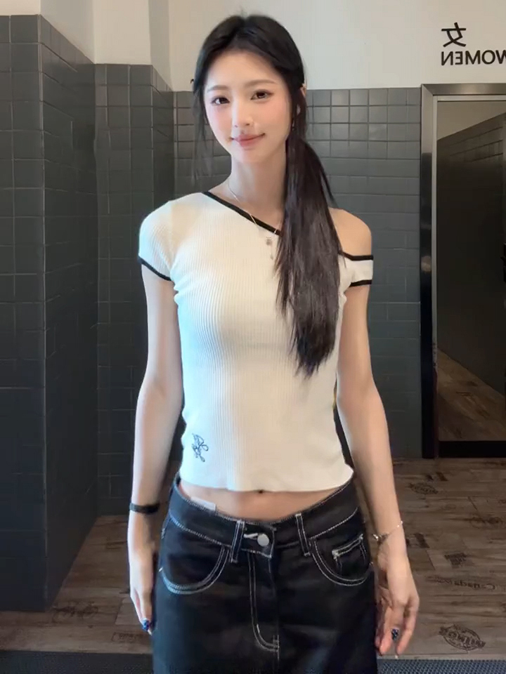 已到貨 小眾斜領露肩短袖T恤女夏辣妹短款修身顯瘦純欲上衣女夏天