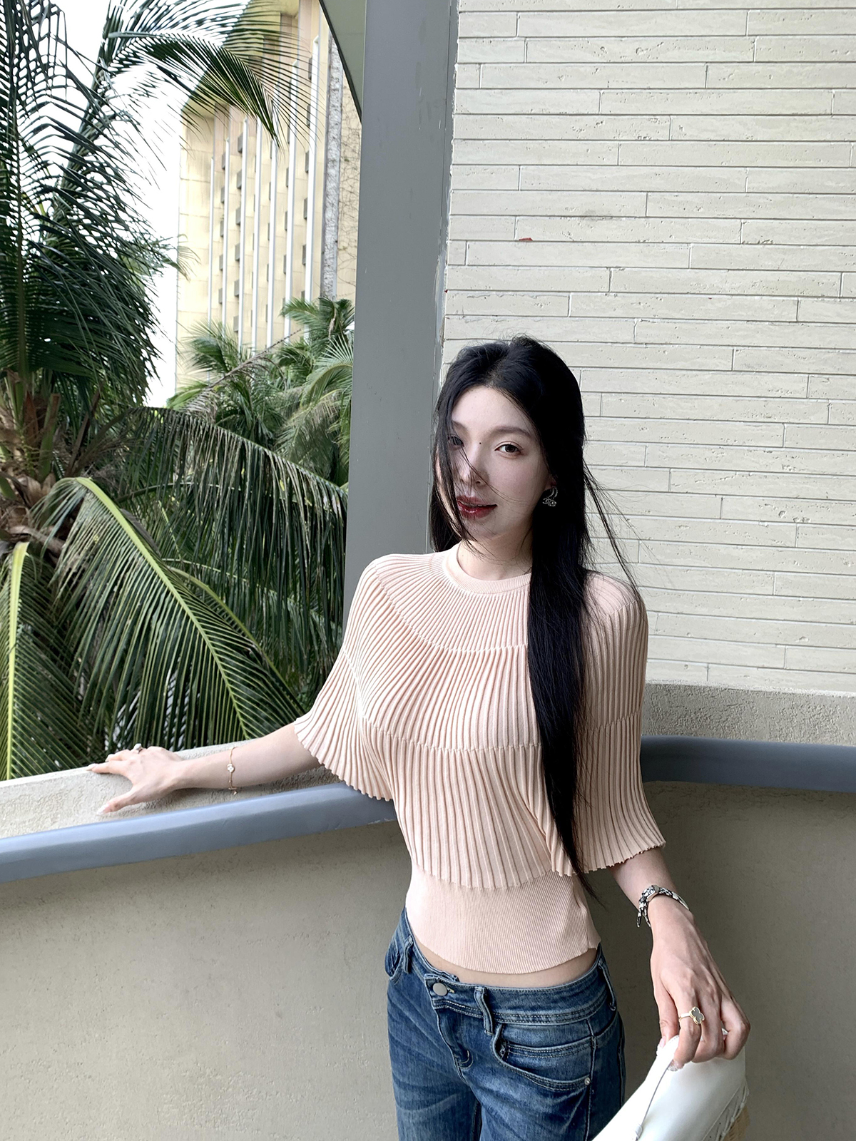 已到貨 夏季氣質簡約高級感豎坑條設計溫柔披肩斗篷針織衫