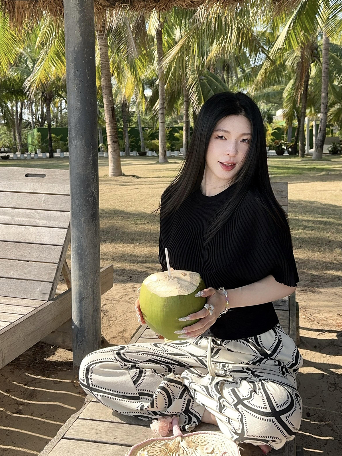 已到貨 夏季氣質簡約高級感豎坑條設計溫柔披肩斗篷針織衫