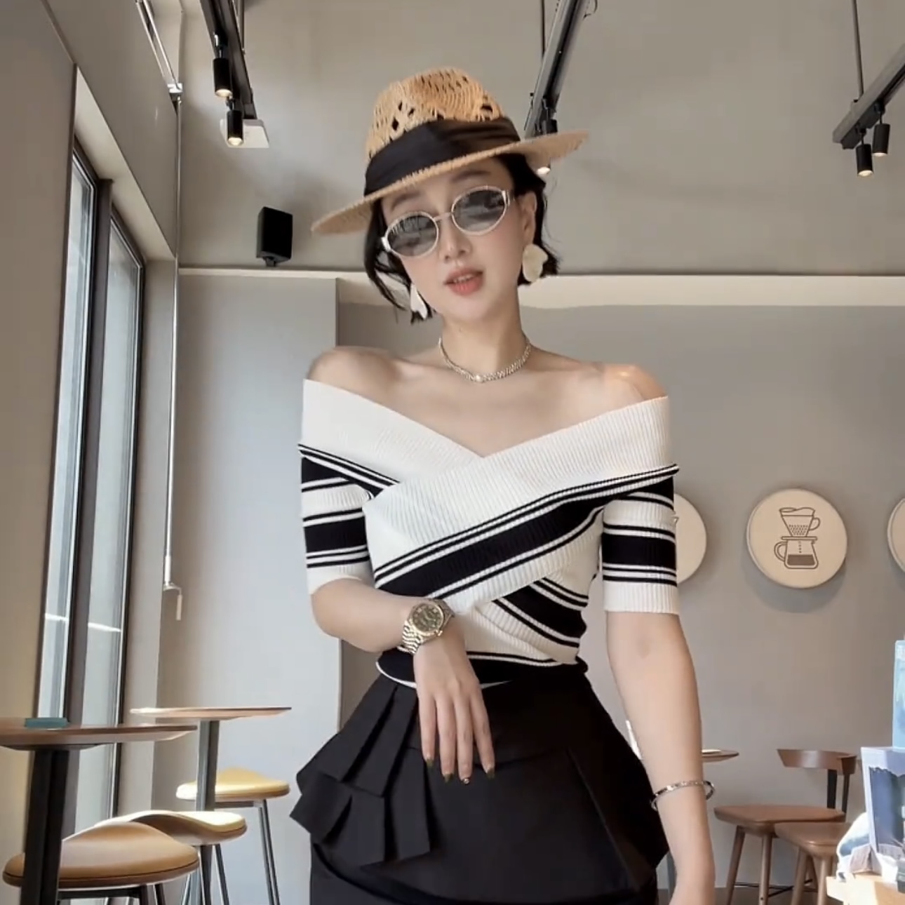 已到貨 撞色條紋交叉短袖針織衫女夏一字肩收腰修身短款上衣