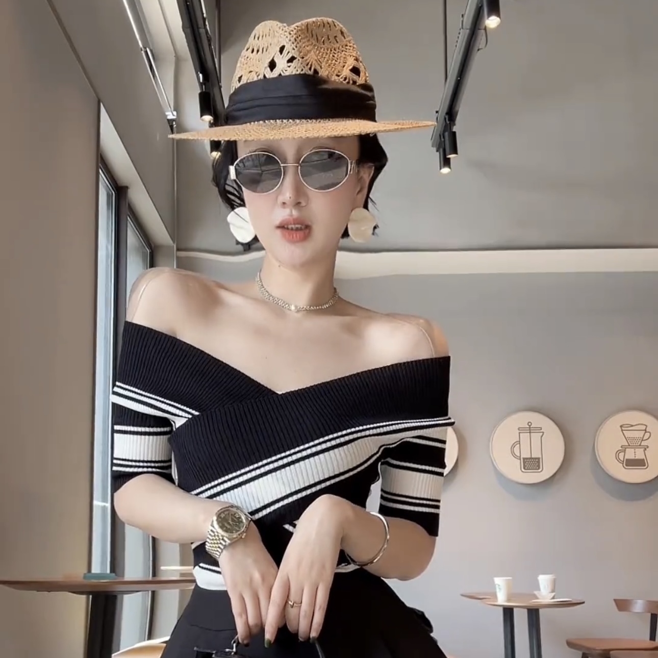已到貨 撞色條紋交叉短袖針織衫女夏一字肩收腰修身短款上衣