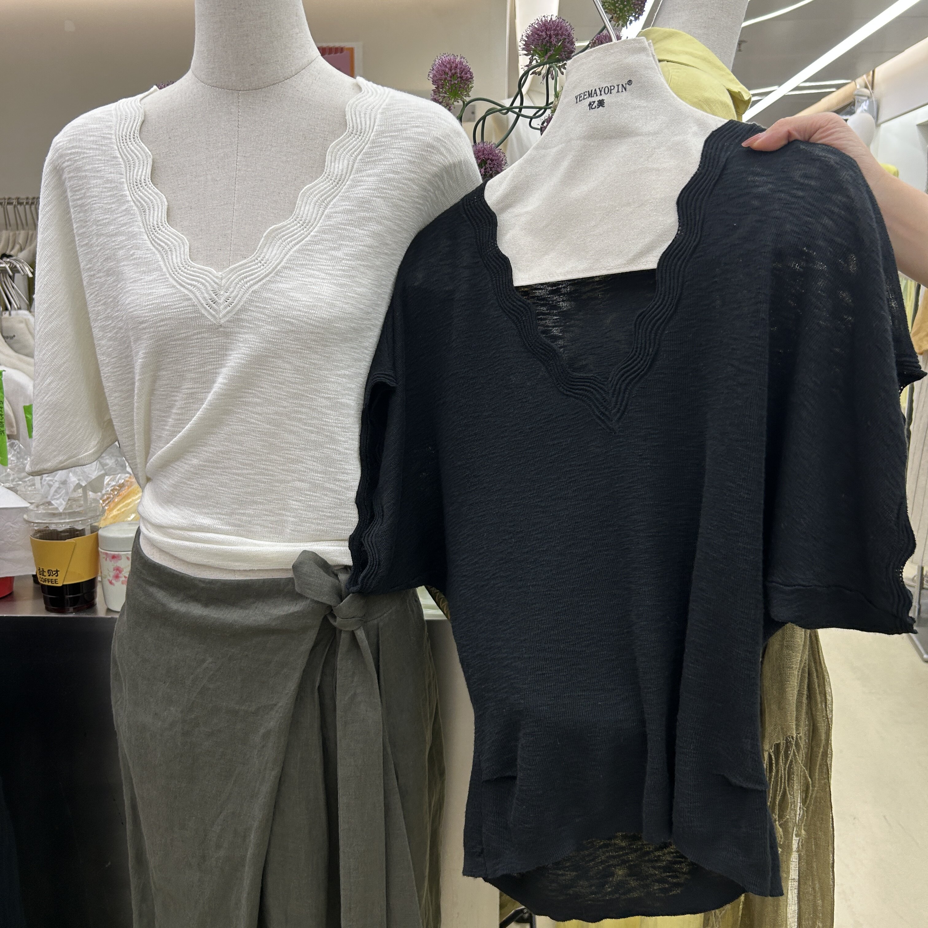 已到貨 歐洲站夏季新款時尚V領短袖T恤女花邊寬松顯瘦設計感上衣