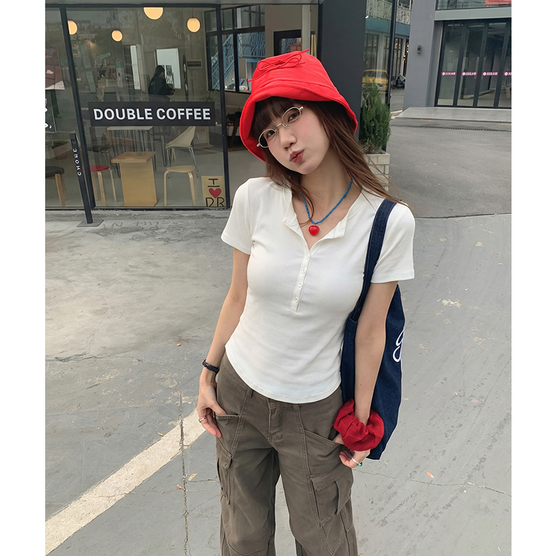 實拍實價#正肩短袖t恤女夏季2026新款設計感小眾紐扣鏤空短款上衣