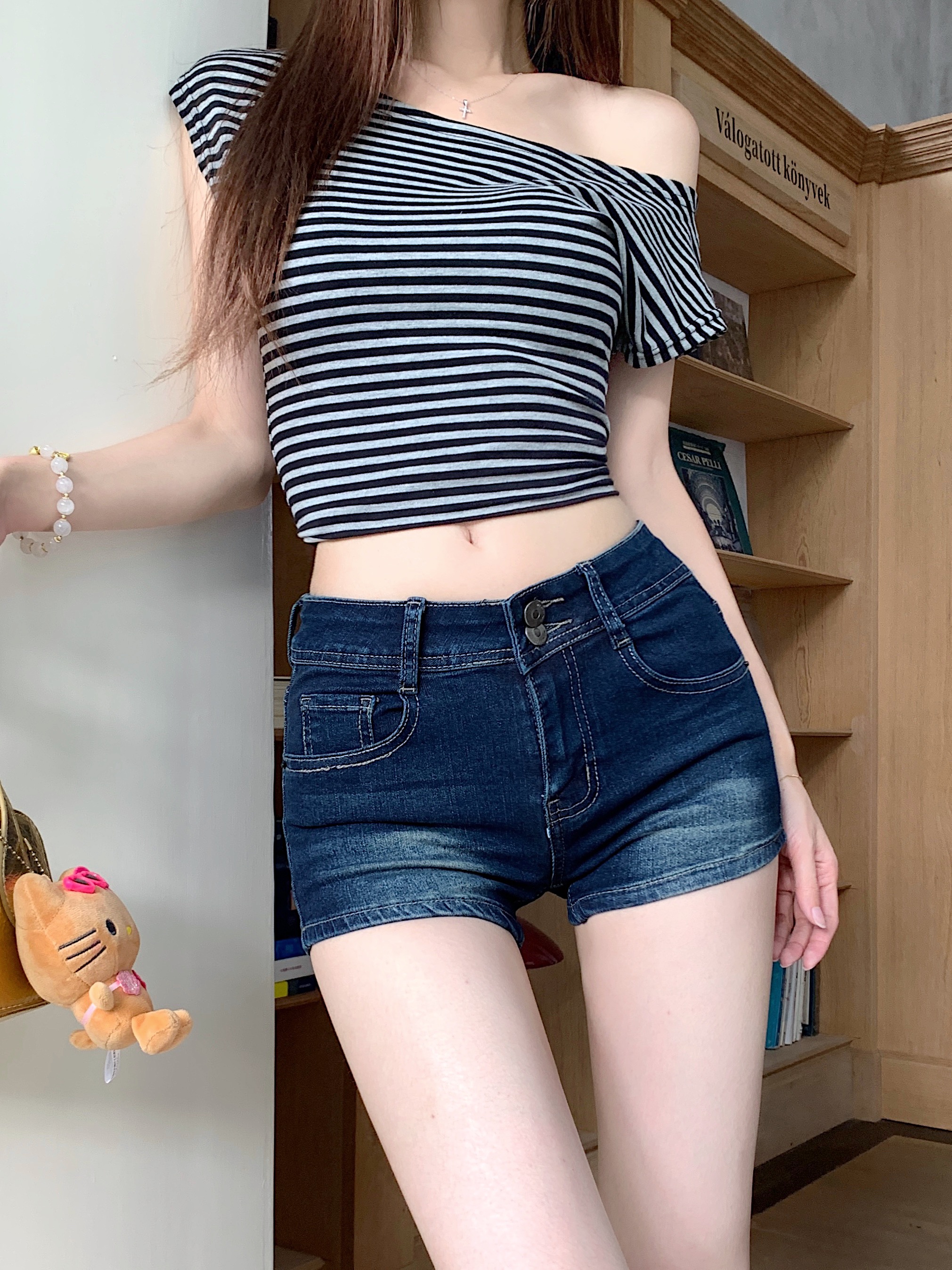 實拍~美式辣妹牛仔短褲女夏季兩粒扣高腰包臀褲子直筒顯瘦a字熱褲