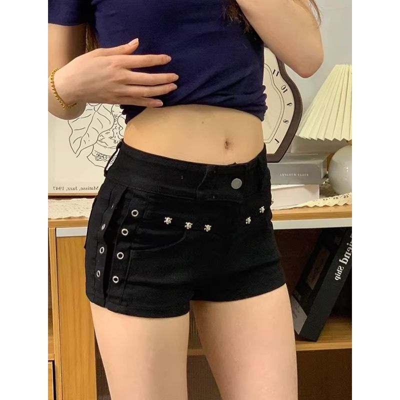 美式辣妹黑色鉚釘設計低腰牛仔短褲超短褲女夏季顯瘦a字新款熱褲