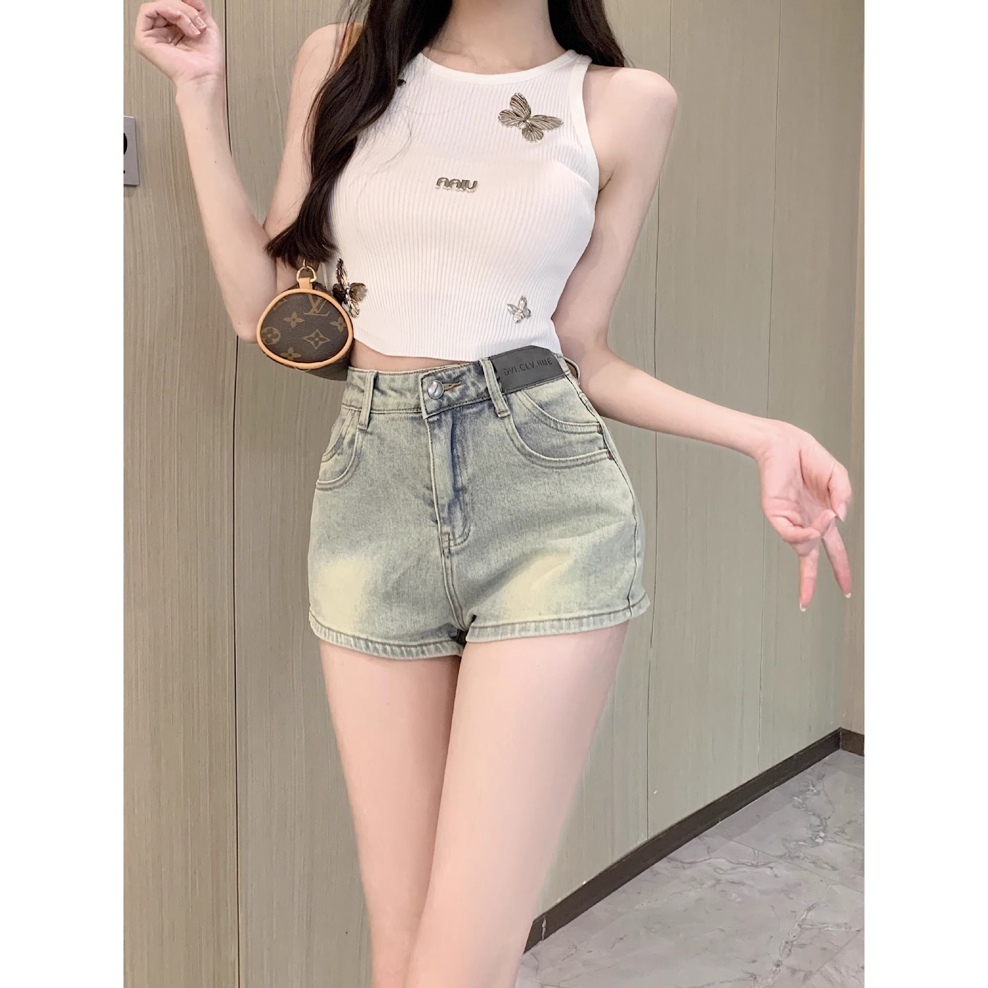 時尚休閑2026年修身顯瘦牛仔彈力包臀短褲女夏季美式皮牌裝飾直筒
