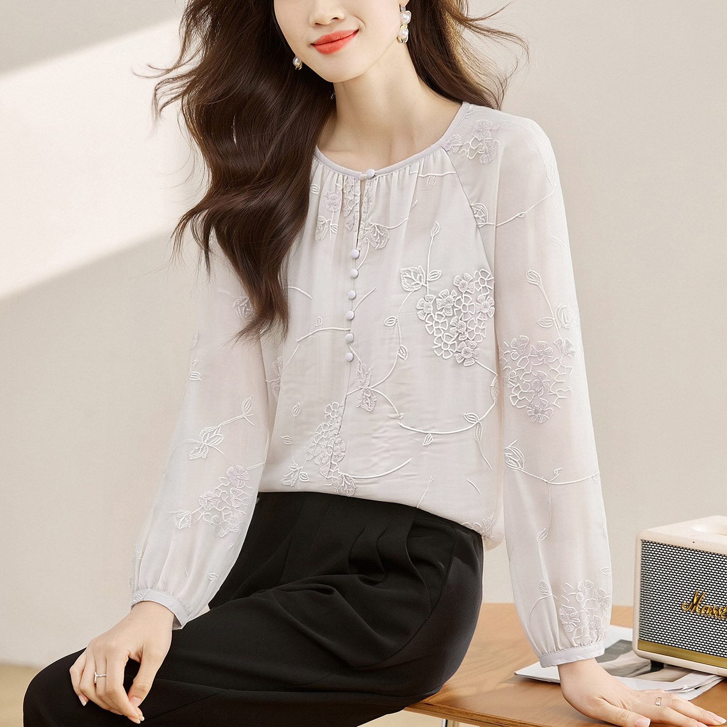實拍 法式輕奢重工刺繡2026春季新款氣質排扣繡花圓領長袖襯衣女