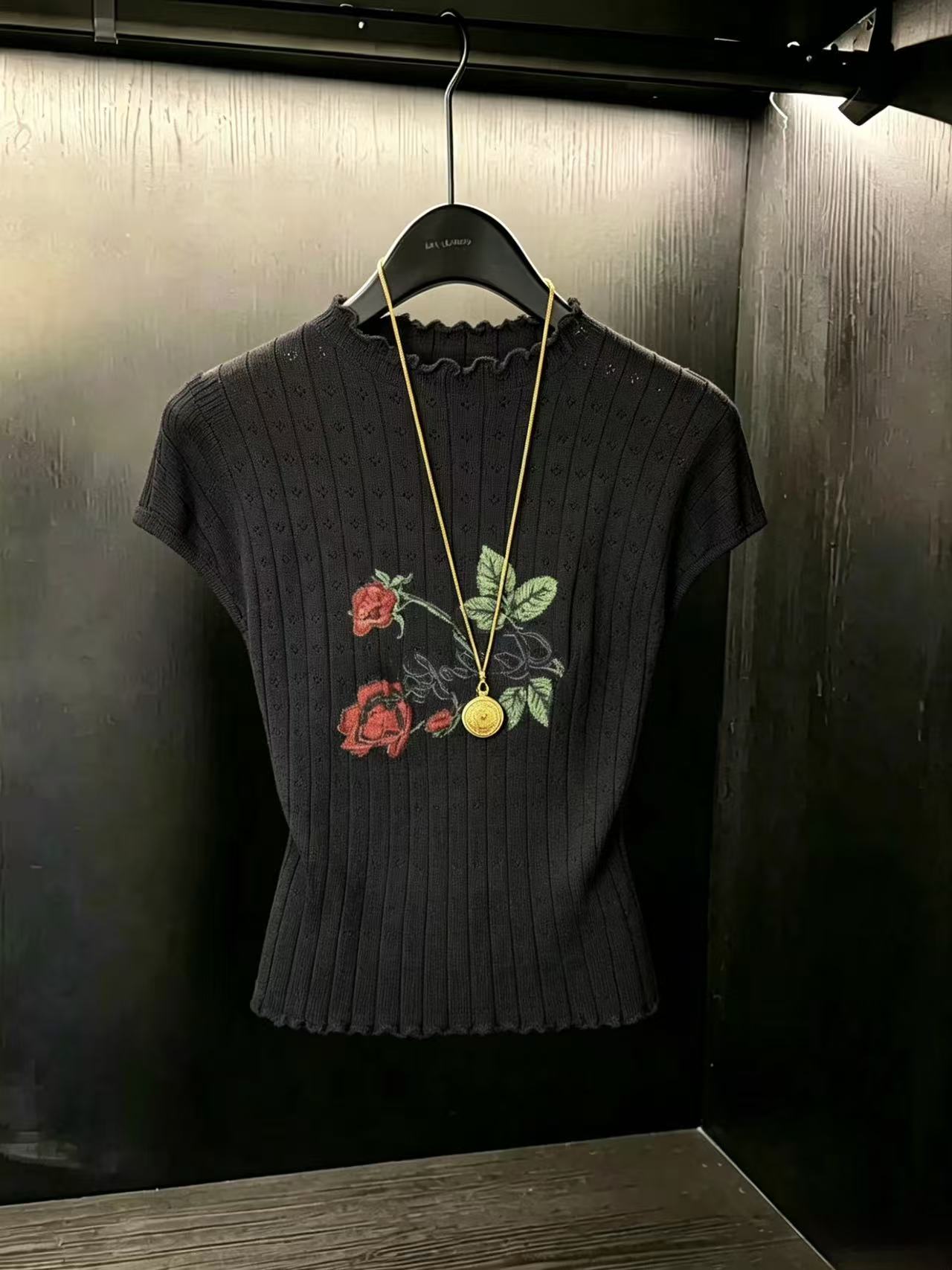 實拍木耳邊鏤空玫瑰刺繡短袖針織衫T恤女夏獨特別致漂亮上衣chic