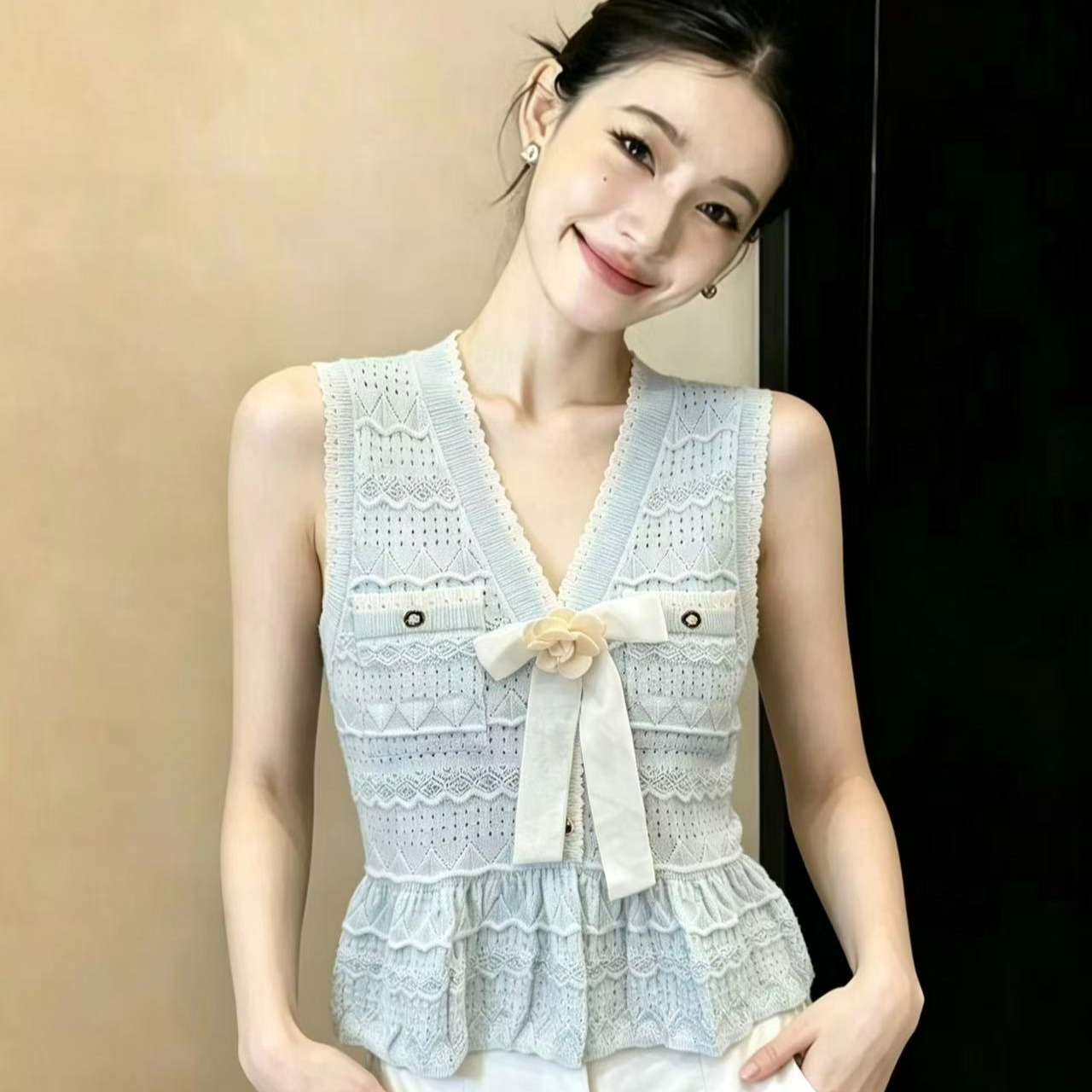 實拍小香風山茶花V領無袖針織背心夏女短款鏤空名媛風上衣chic