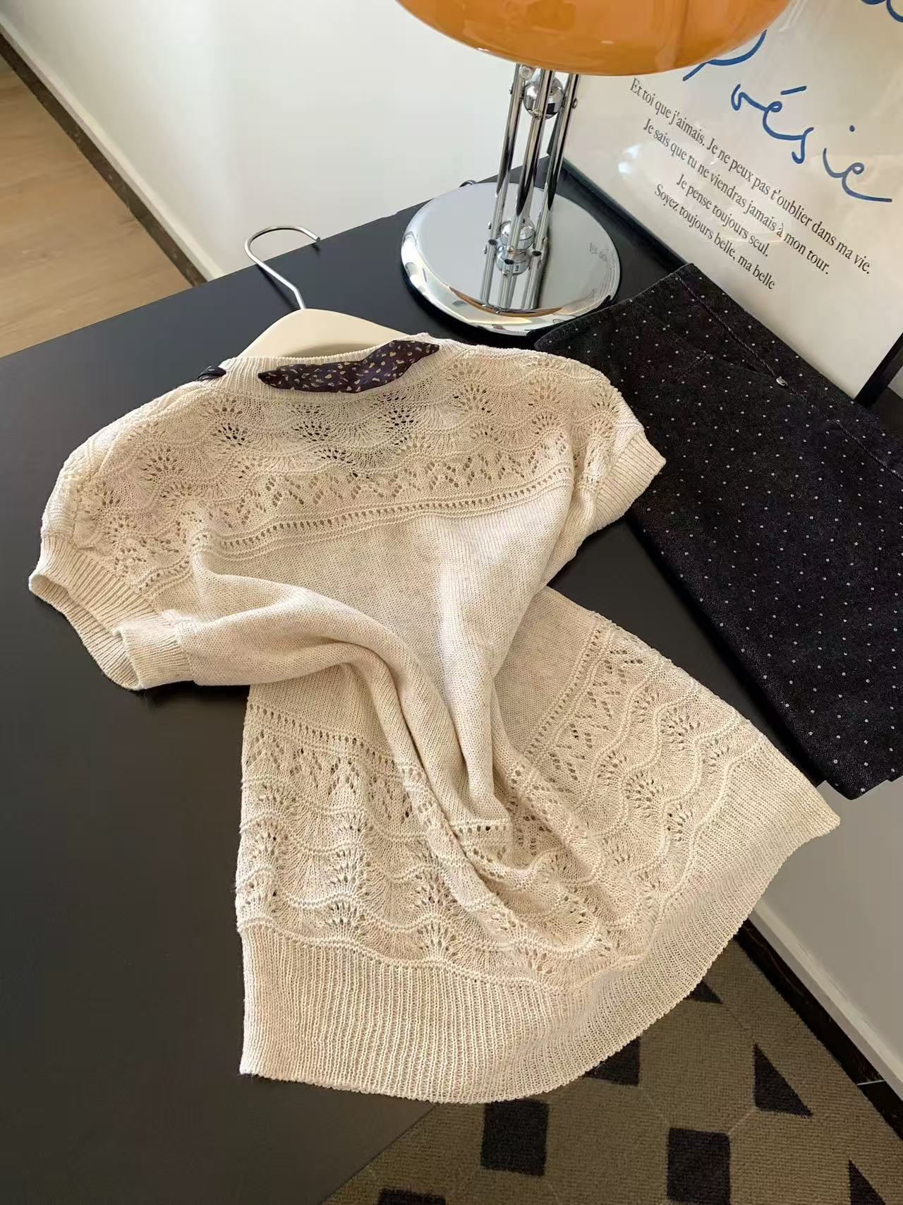燕麥色鏤空v領短袖t恤女夏薄款修身顯瘦冰絲針織衫正肩小個子上衣