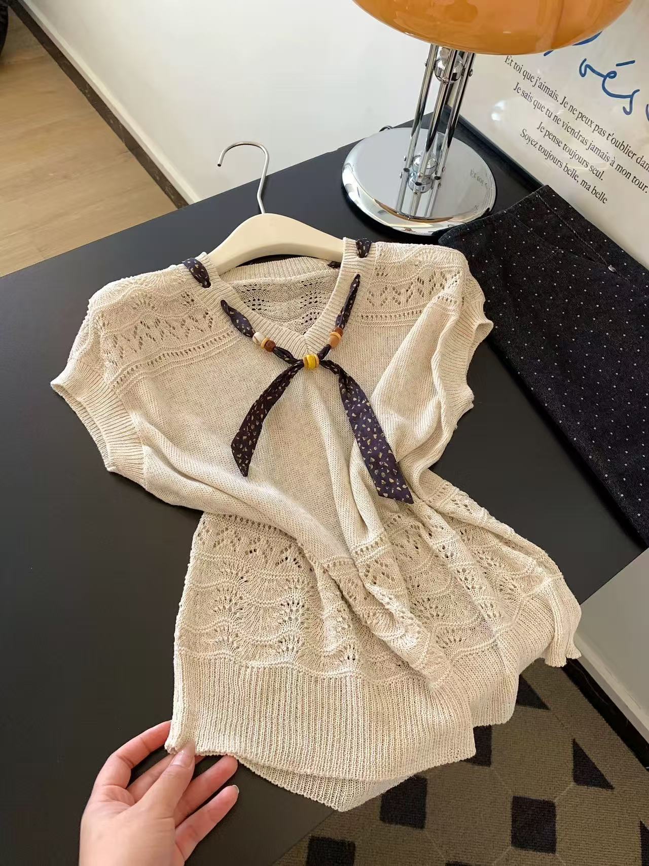 燕麥色鏤空v領短袖t恤女夏薄款修身顯瘦冰絲針織衫正肩小個子上衣