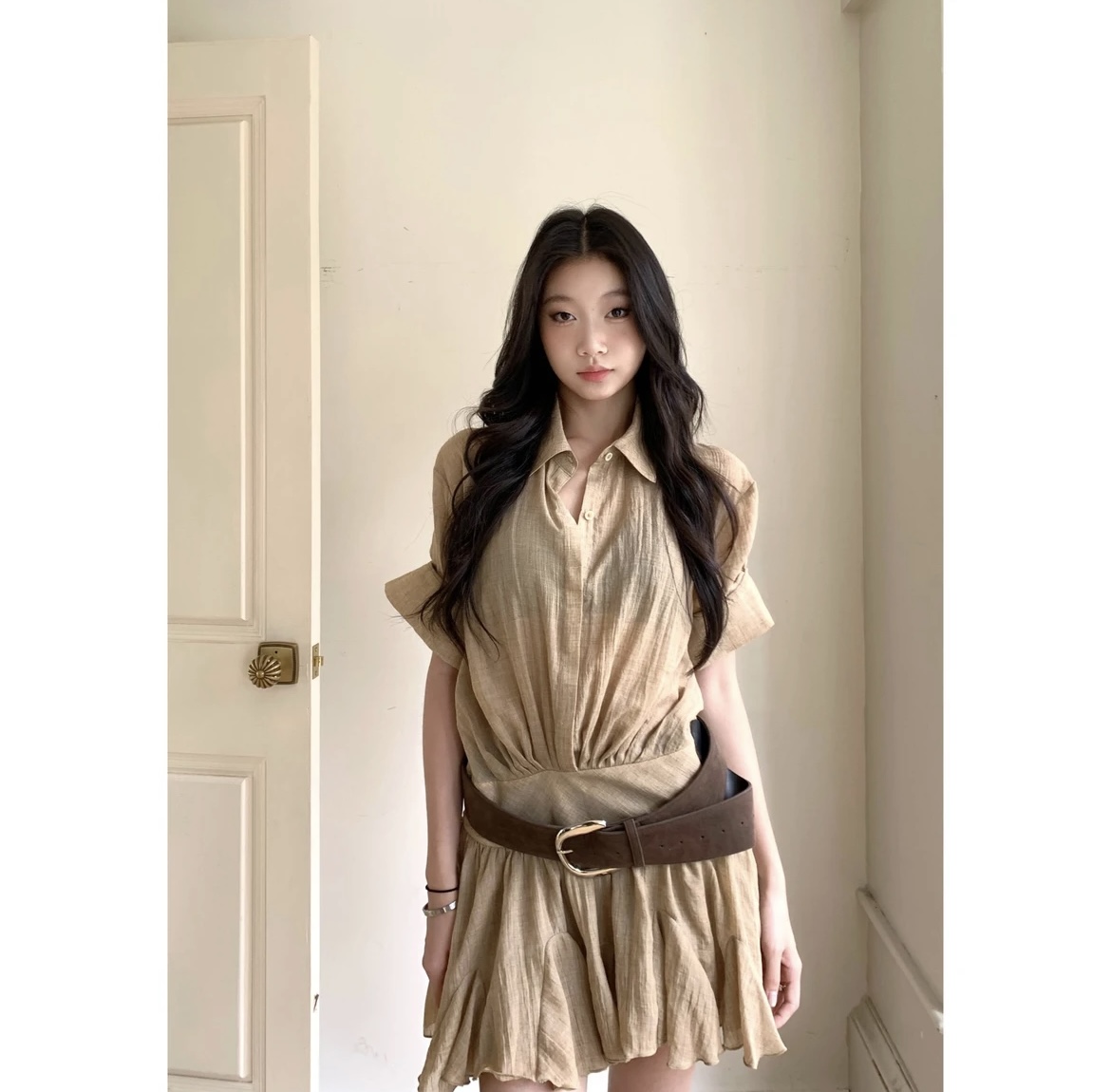 凉皮风声花序短袖夏V领衬衫收腰慵懒感短连衣裙 服裝批發女裝批發服飾貨源