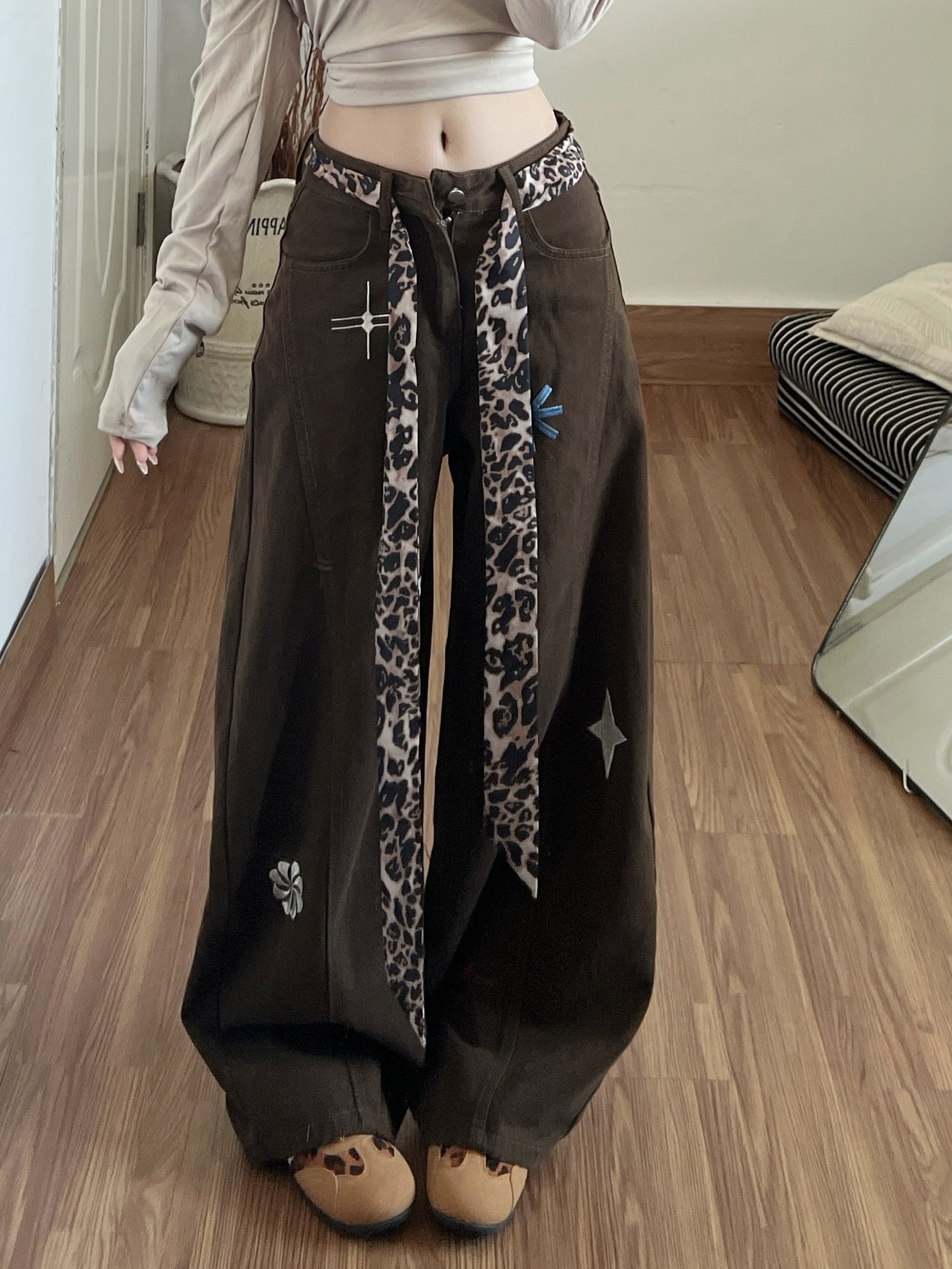 春季美拉德咖色牛仔褲褲子女2026新款刺繡寬松顯瘦闊腿褲直筒褲