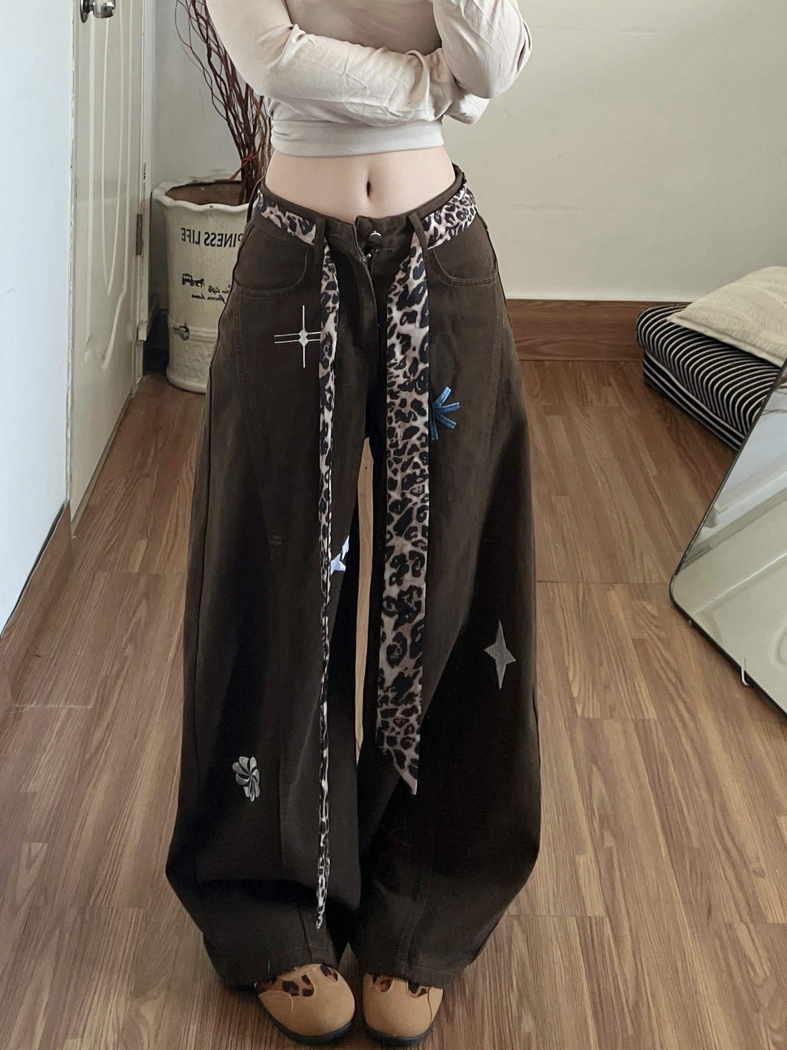 春季美拉德咖色牛仔褲褲子女2026新款刺繡寬松顯瘦闊腿褲直筒褲