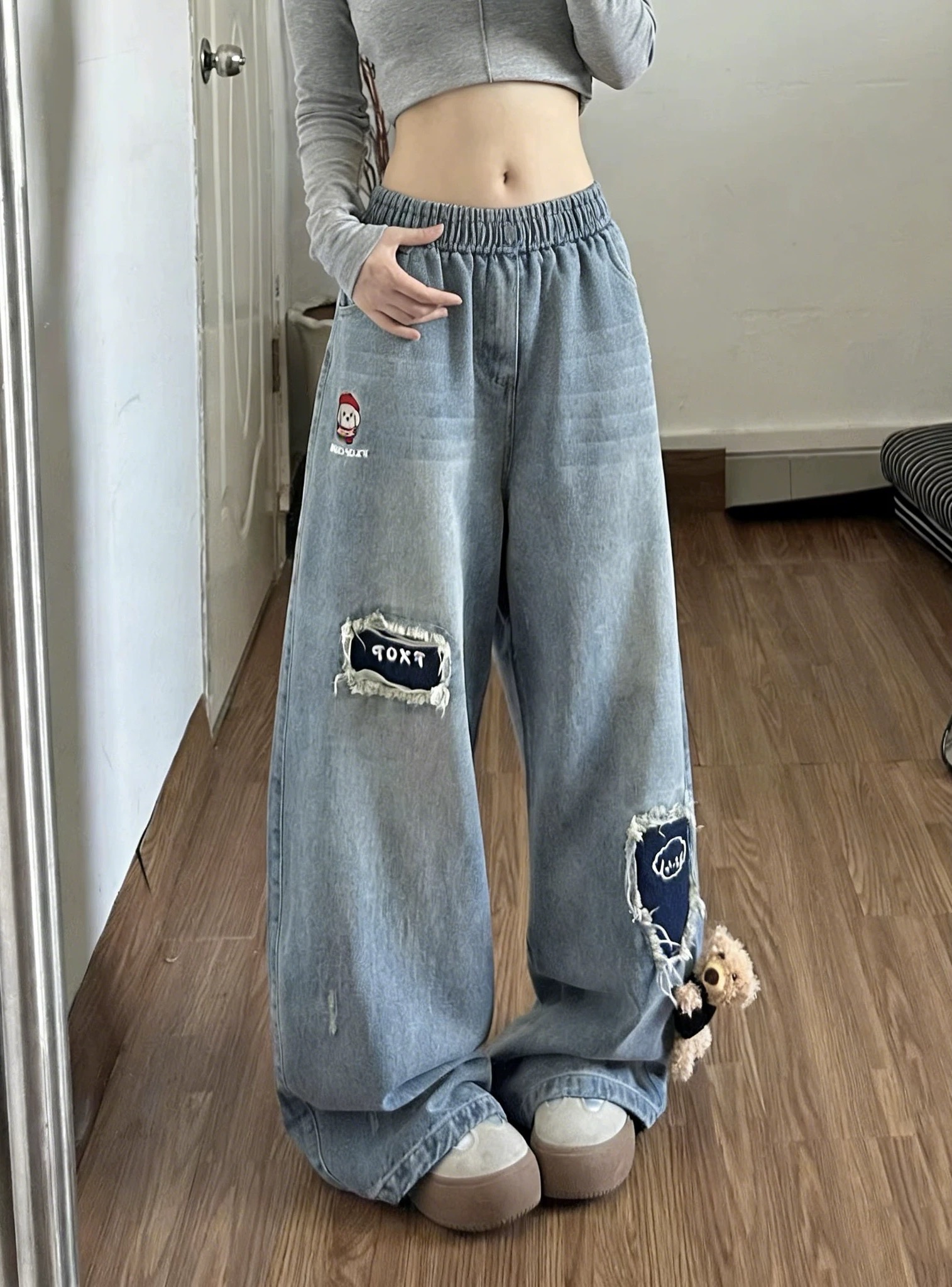 美式刺繡小熊掛件磨破牛仔褲褲子女款2026春季新款寬松直筒闊腿褲