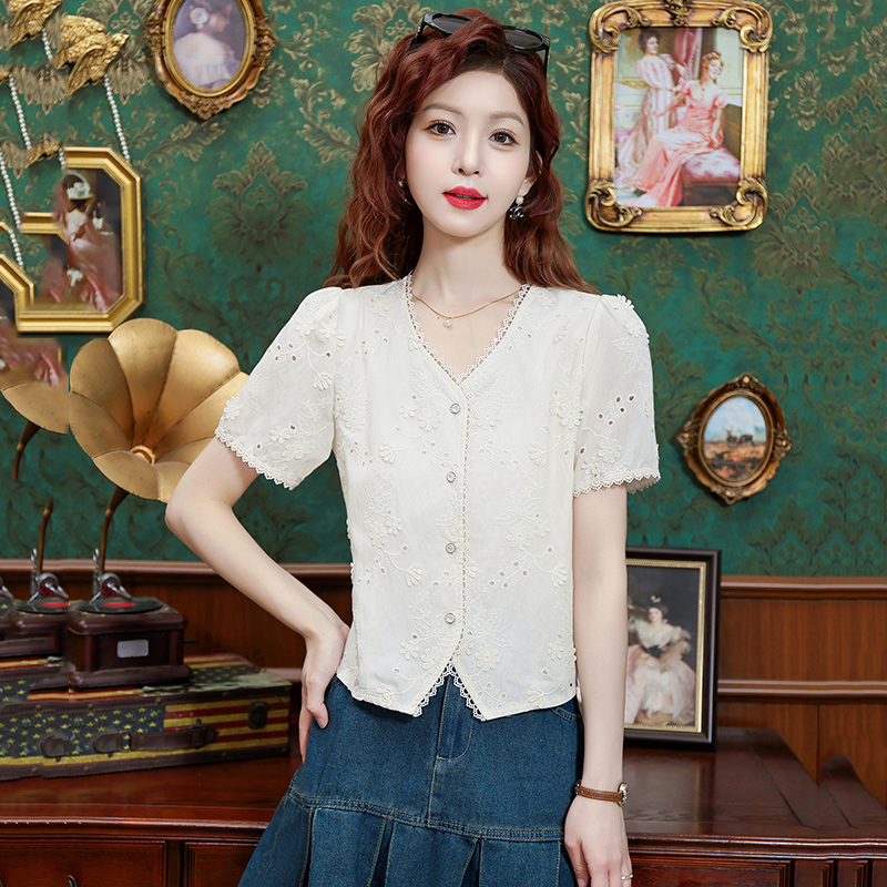 已出貨氣質溫柔V領刺繡襯衫 2026夏季新款減齡甜美繡花上衣女短袖