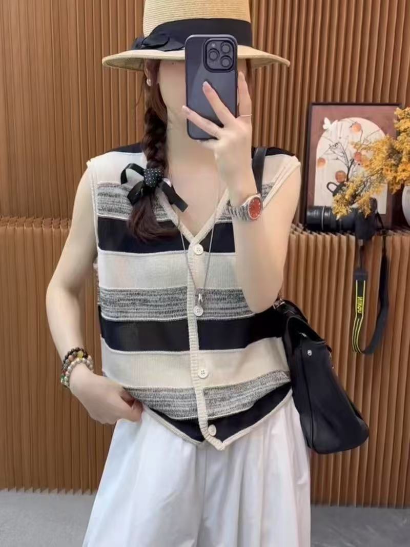2026年夏季新款簡約條紋單排扣設計無袖針織上衣氣質百搭女