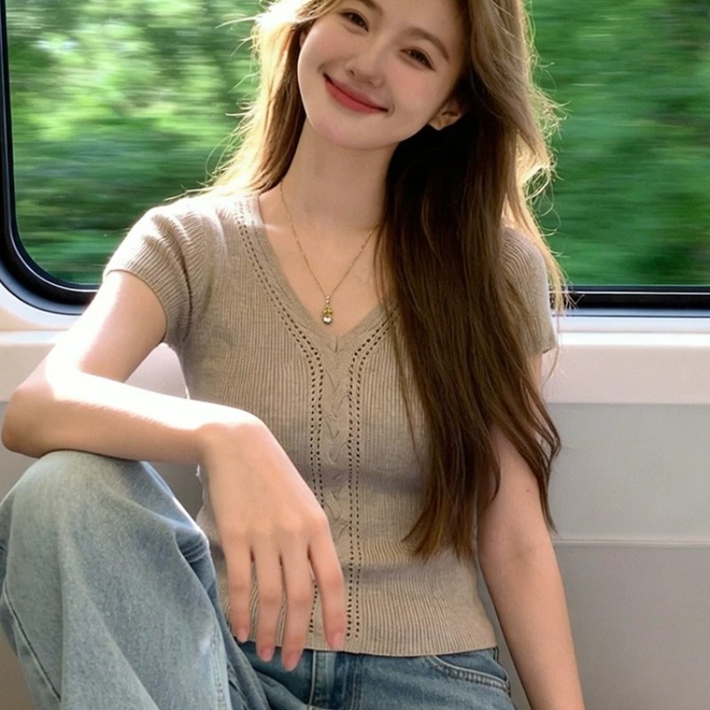 卡其色v領麻花針織冰絲正肩短袖t恤女夏季修身設計感小眾短款上衣