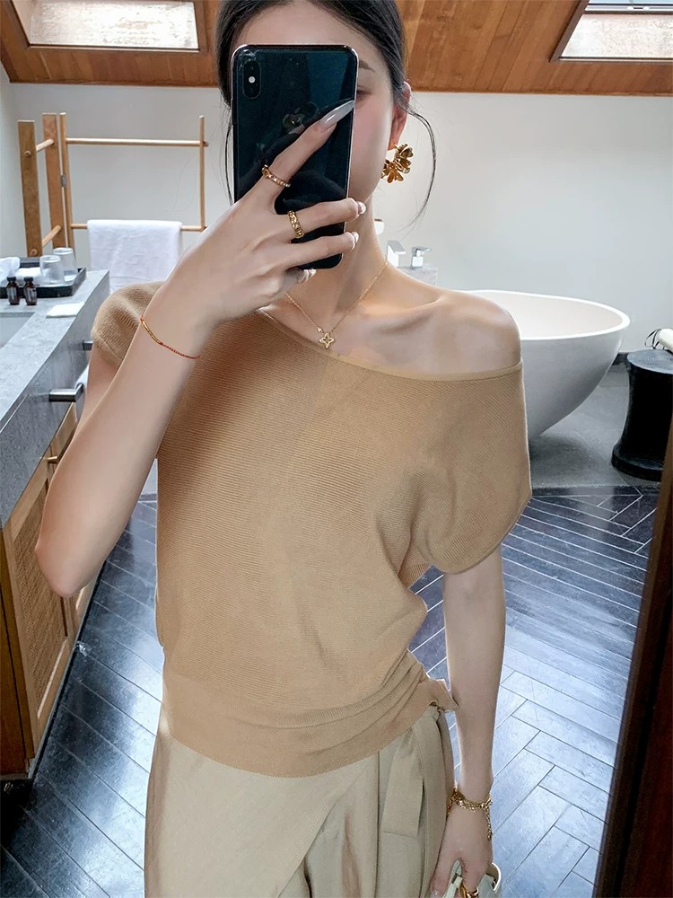老錢風駝色斜肩短袖針織衫女裝夏季薄款冰絲氣質獨特褶皺收腰上衣
