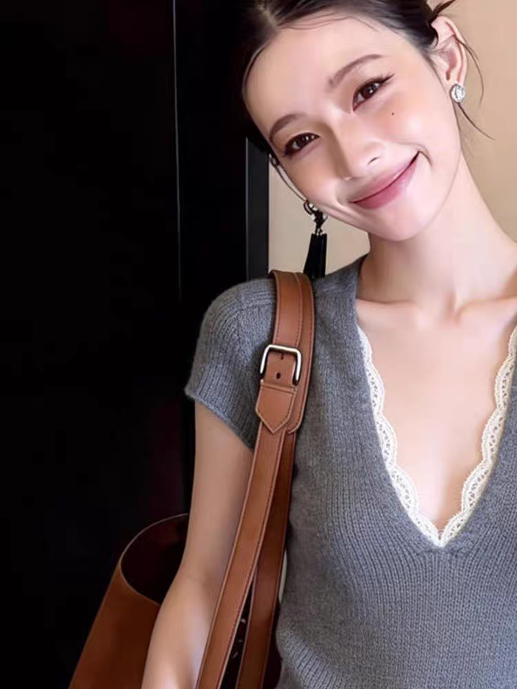 法式小眾V領蕾絲邊設計感灰色上衣2026春季女裝新款軟糯毛衣短袖
