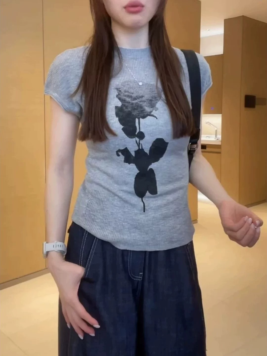 韓系超火漂亮灰色玫瑰印花飛飛袖正肩T恤女夏季薄款冰絲針織上衣