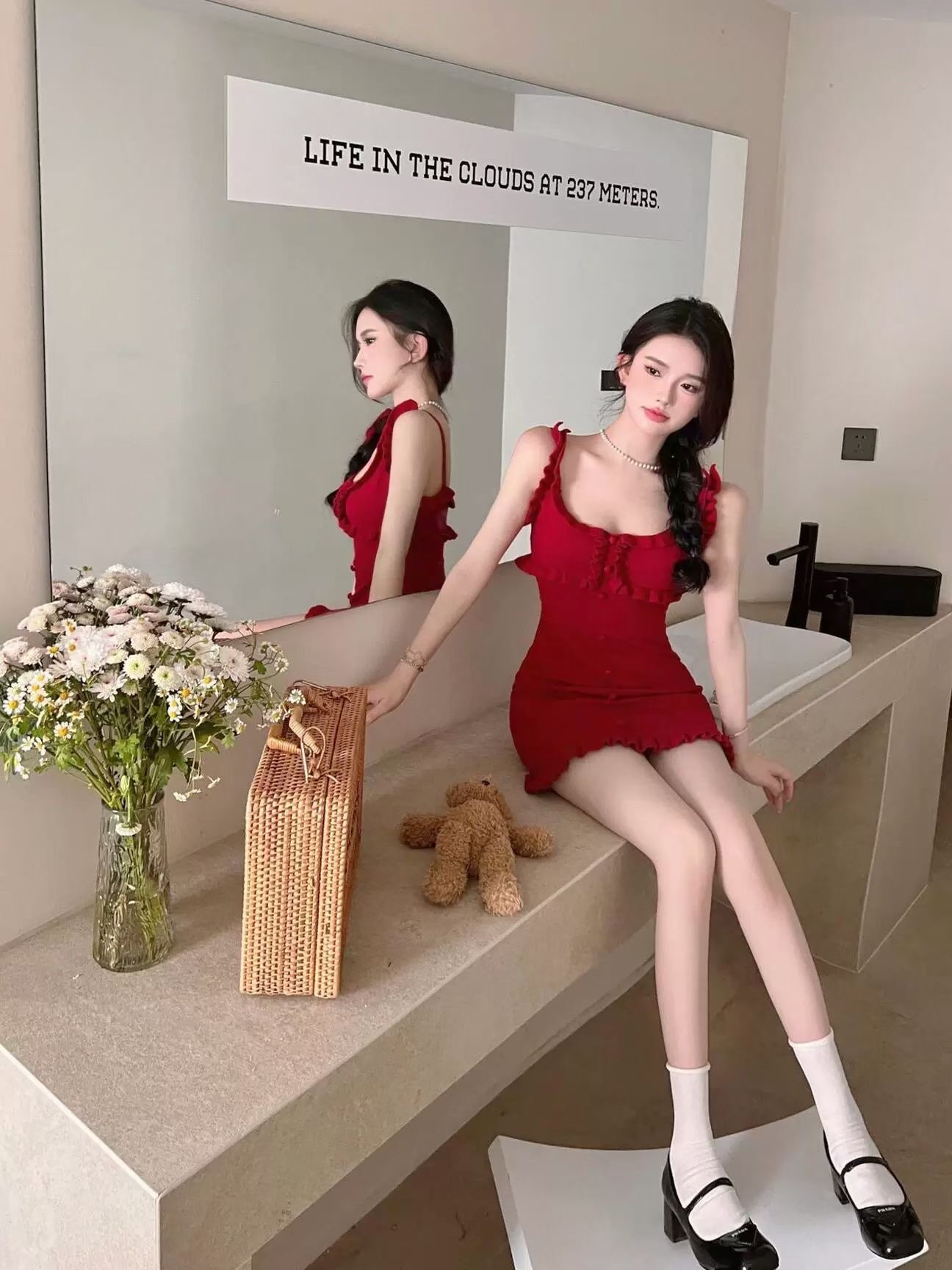 紅色木耳邊針織包臀裙女2026春季新款修身短款高腰露背吊帶連裙