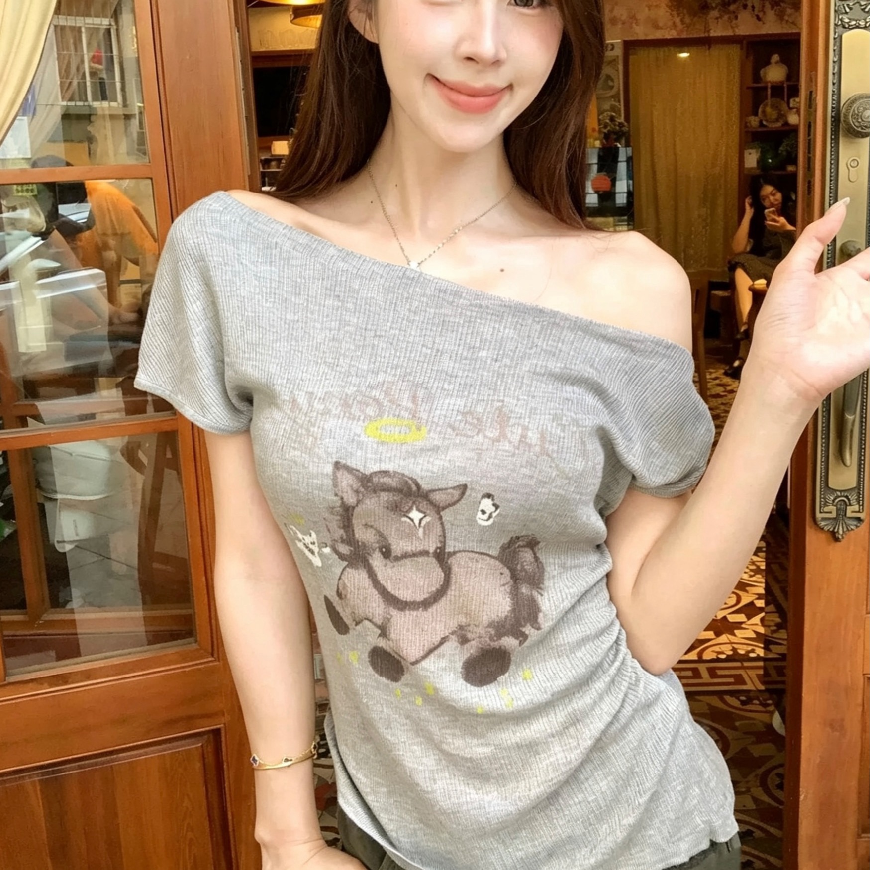 2026夏季新款女百搭減齡韓系休閑純欲小馬印花露肩t恤修身上衣