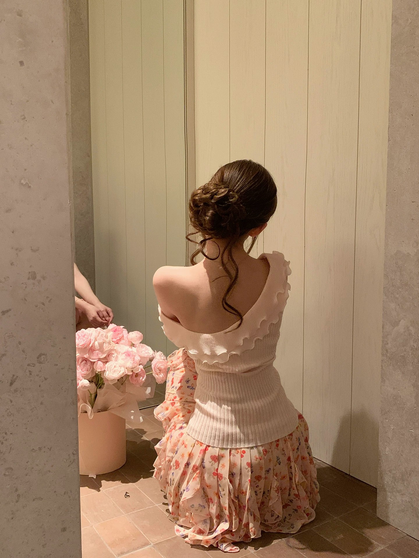 Selena Chen 斜領荷葉邊短上衣女夏季新款miu系千金風露肩針織t恤