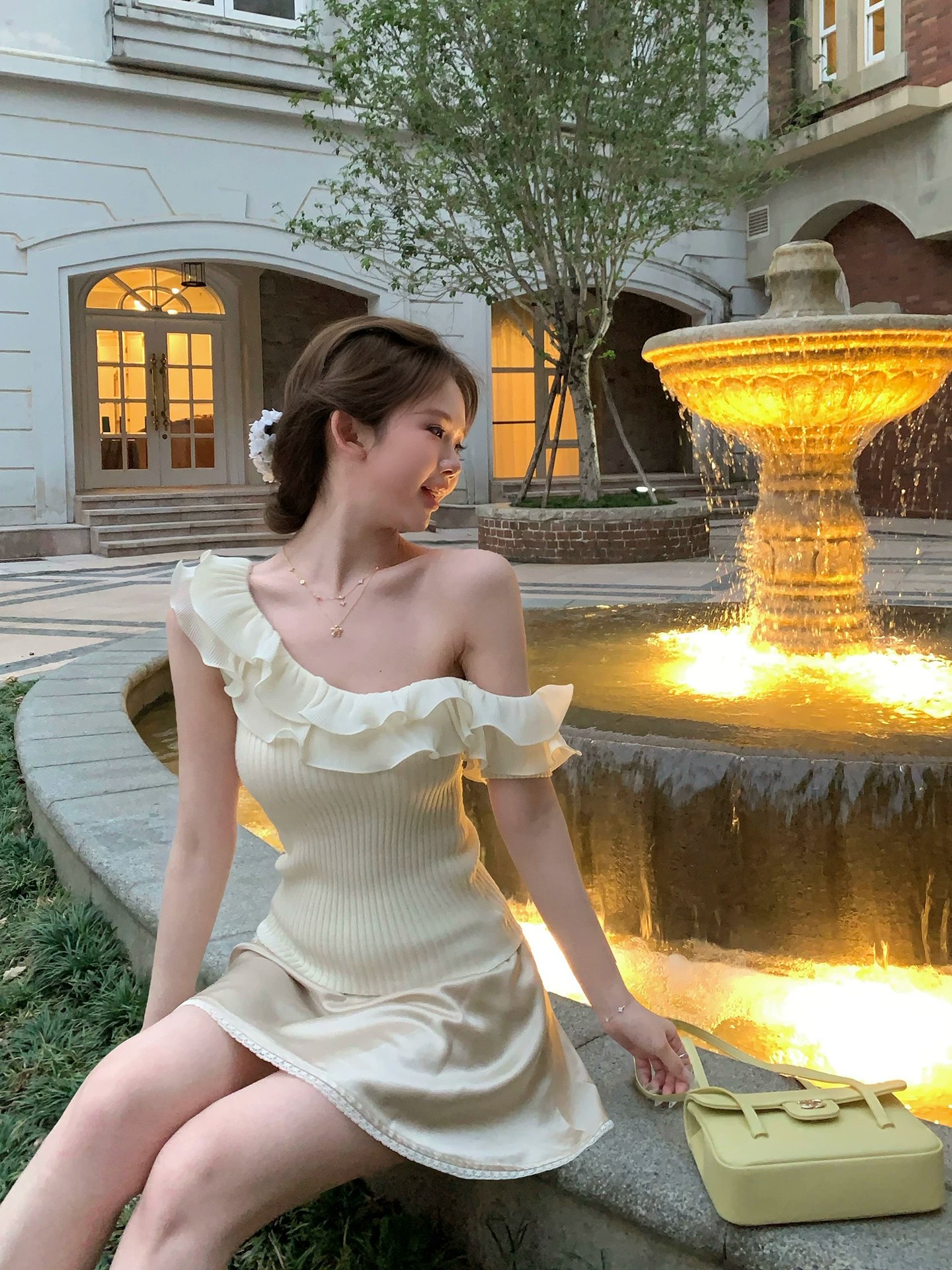 Selena Chen 斜領荷葉邊短上衣女夏季新款miu系千金風露肩針織t恤